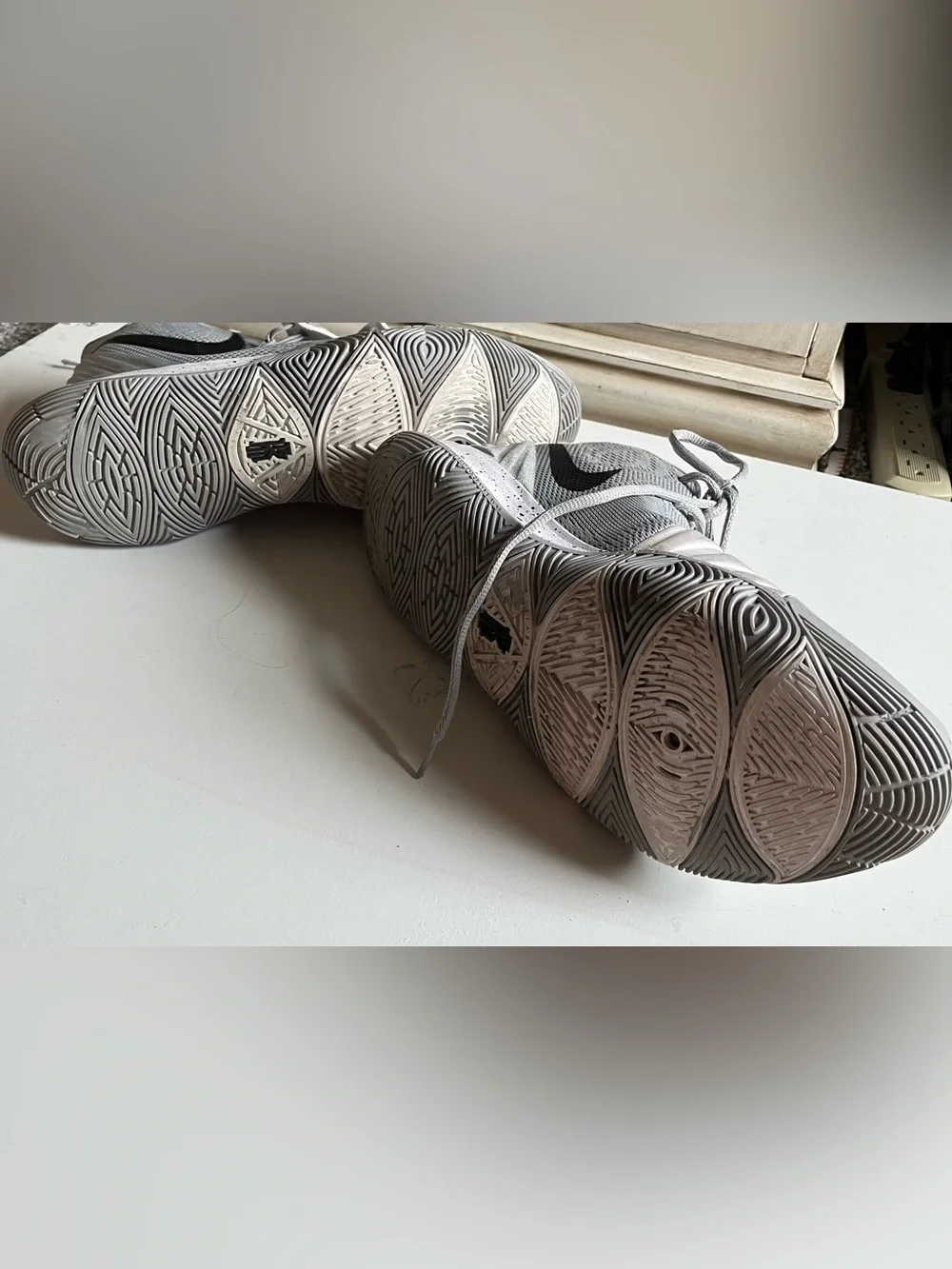 Men’s Nike Kyrie Irving TB Basketball Shoes Gray Wolf 2019 Mid Top 10.5